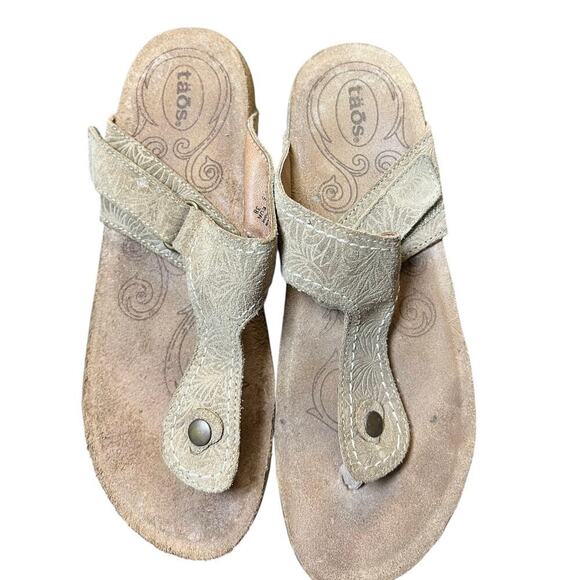 Taos Women's Lucy Thong Wedge Sandals Size 7-7.5 Brown Flower Embossed Suede - Picture 5 of 9